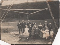 Gruppenfoto Personen unter Bohrturm