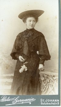 Junge Frau im Ausgeh- od. Trauerkostüm und Hut