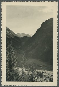Fotografie eines Tales in den Alpen
