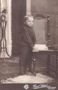 Foto Junge auf einen Stuhl gestützt