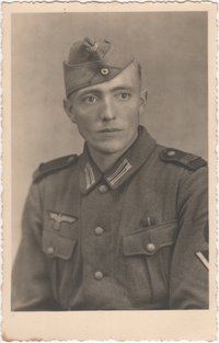 Portraitfotografie des Wehrmachtssoldaten Hubertus Deller in Felduniform