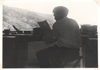 Heinrich Lersch am Schreibtisch seines Stuios mit Blick auf Reisbergbeim Pflügen im Ahruferfeld