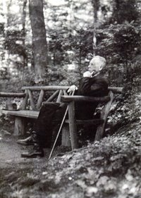 Matthias Leisen sitzt im Burggarten