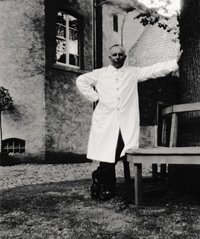 Nikolaus Leisen im weißen Behandlungskittel im Burghof