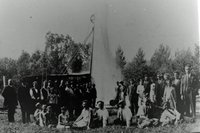 Gruppenbild vor der sprudelnden Joseph-Quelle im Januar 1913