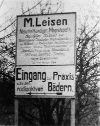 Schild am Eingang zur Burg und Praxis Mathias Leisen
