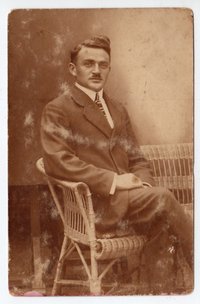 Portraitfoto jungen Mann auf Korb Korbbank